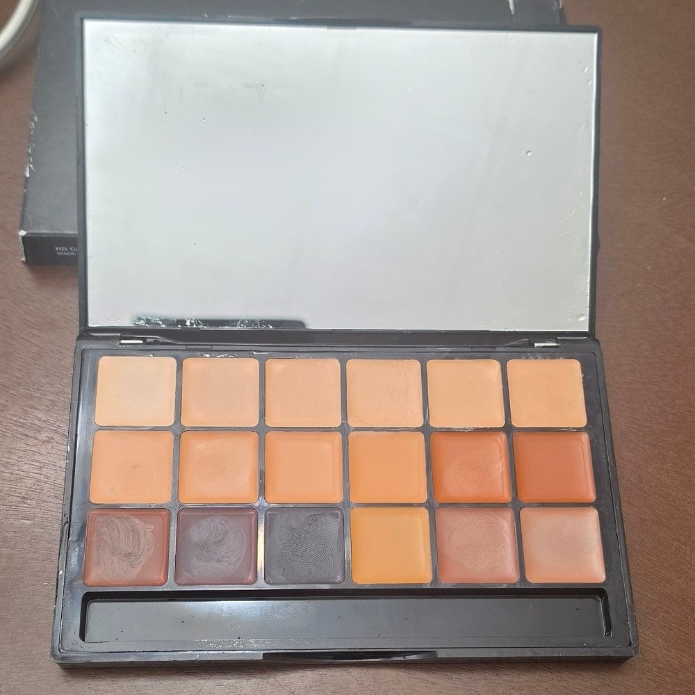 GRAFTOBIAN HD Glamour Creme Foundation Women 1.78oz Neutral 18 Shade Palette